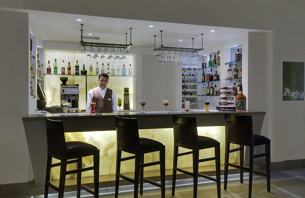 Vista Park Hotel Гургаон Ресторант снимка