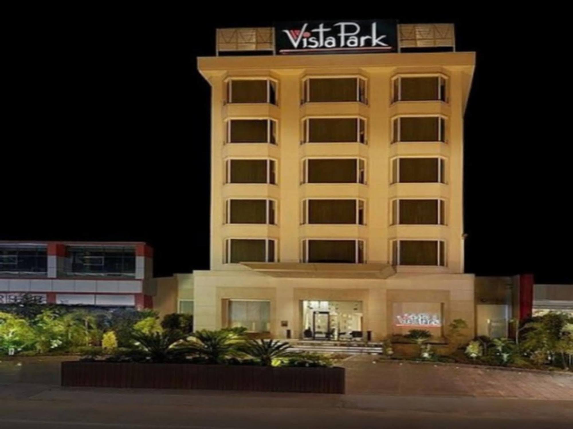 Vista Park Hotel Гургаон Екстериор снимка