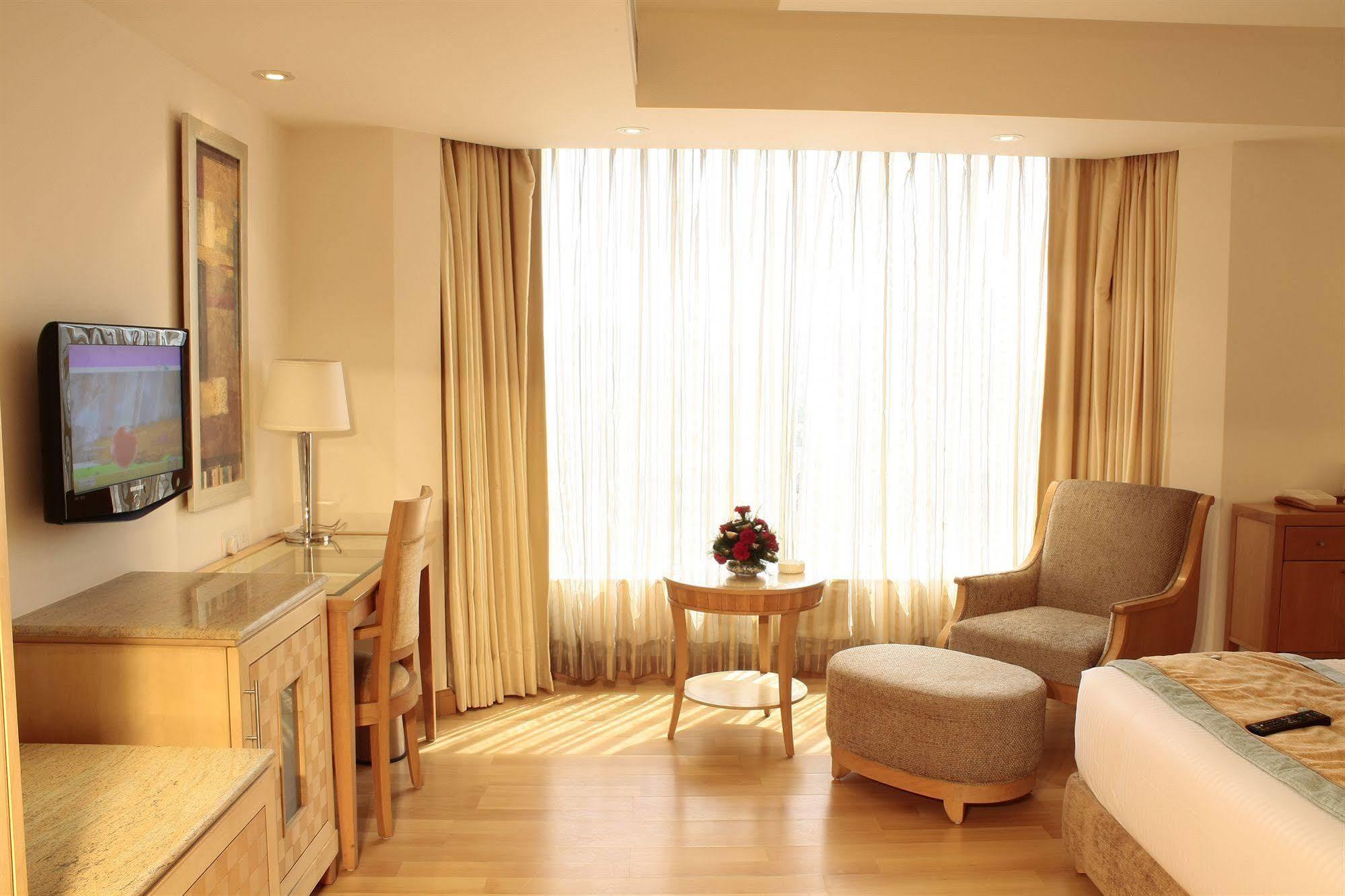 Vista Park Hotel Гургаон Екстериор снимка
