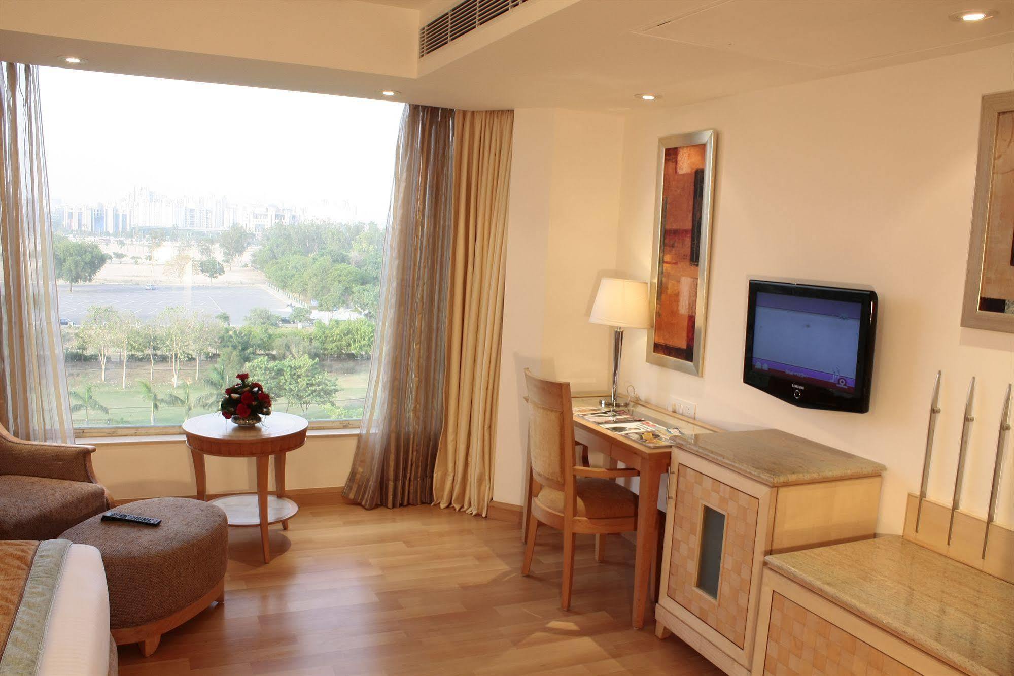Vista Park Hotel Гургаон Екстериор снимка