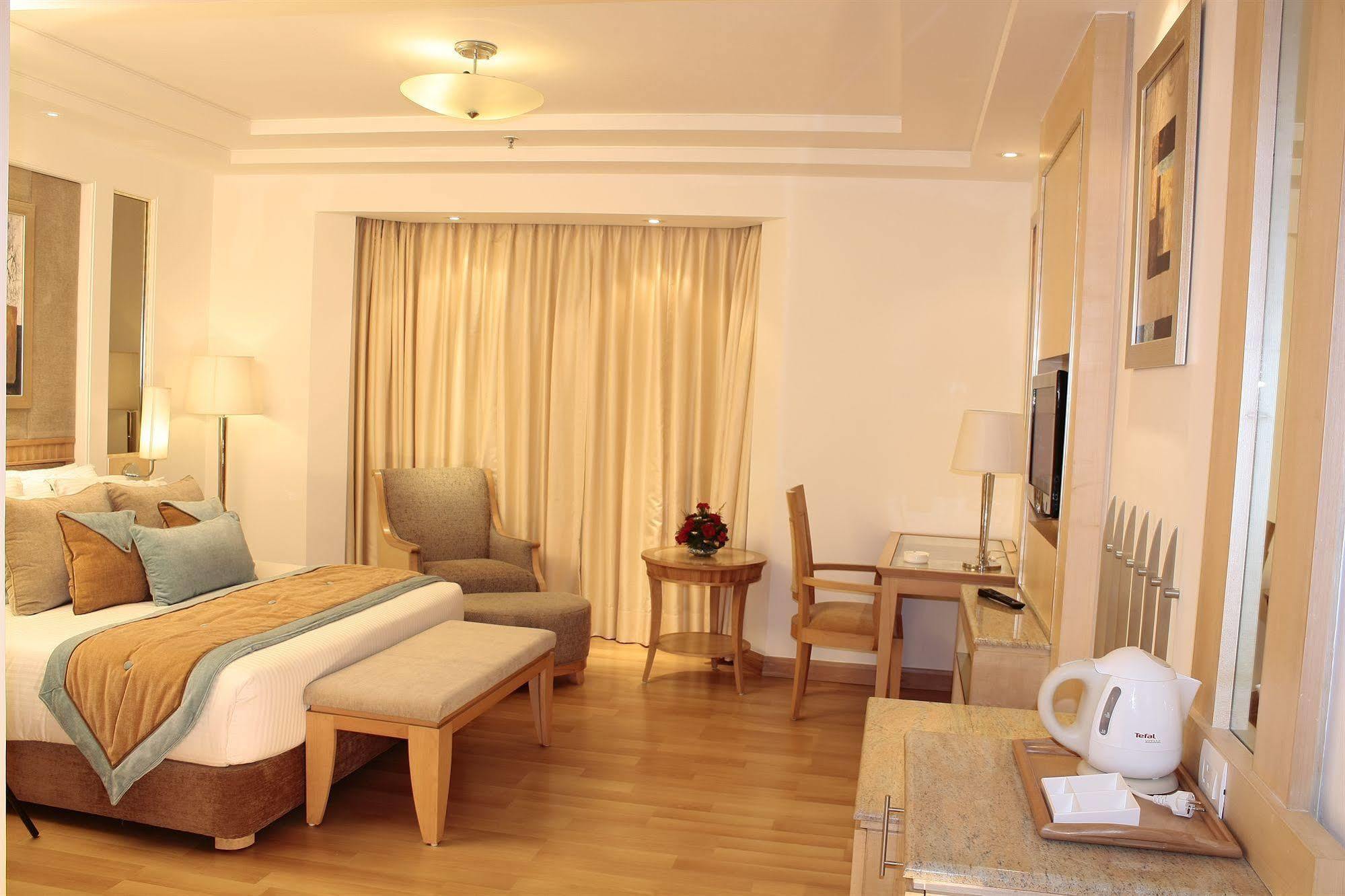 Vista Park Hotel Гургаон Екстериор снимка