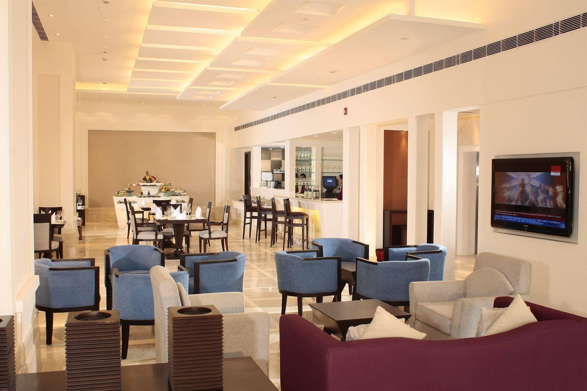 Vista Park Hotel Гургаон Екстериор снимка